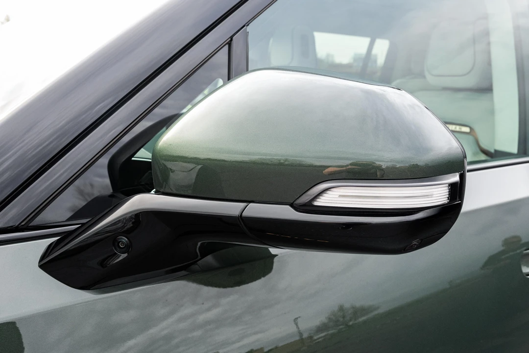 2025 Rivian R1S - Image 18 of 31