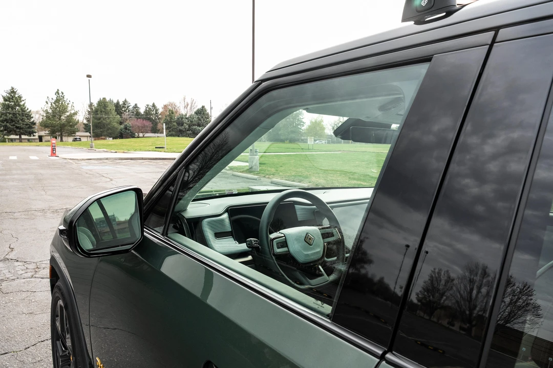 2025 Rivian R1S - Image 20 of 31