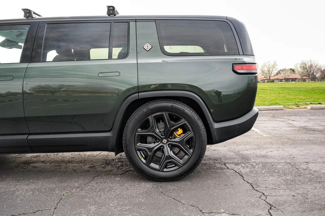 2025 Rivian R1S - Image 23 of 31