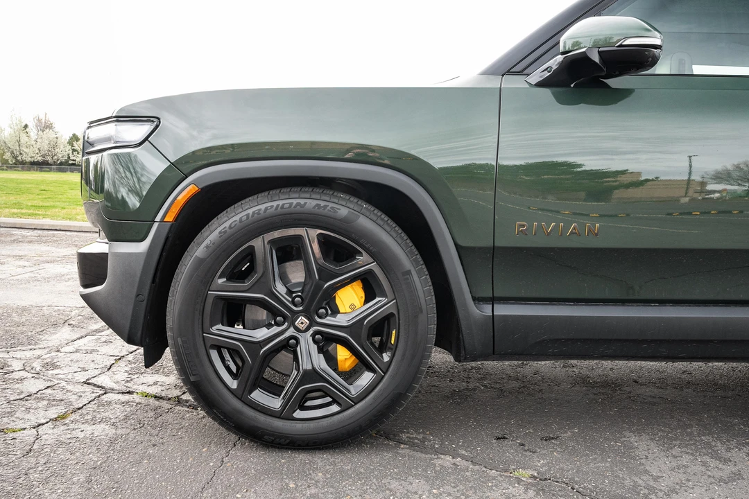 2025 Rivian R1S - Image 16 of 31