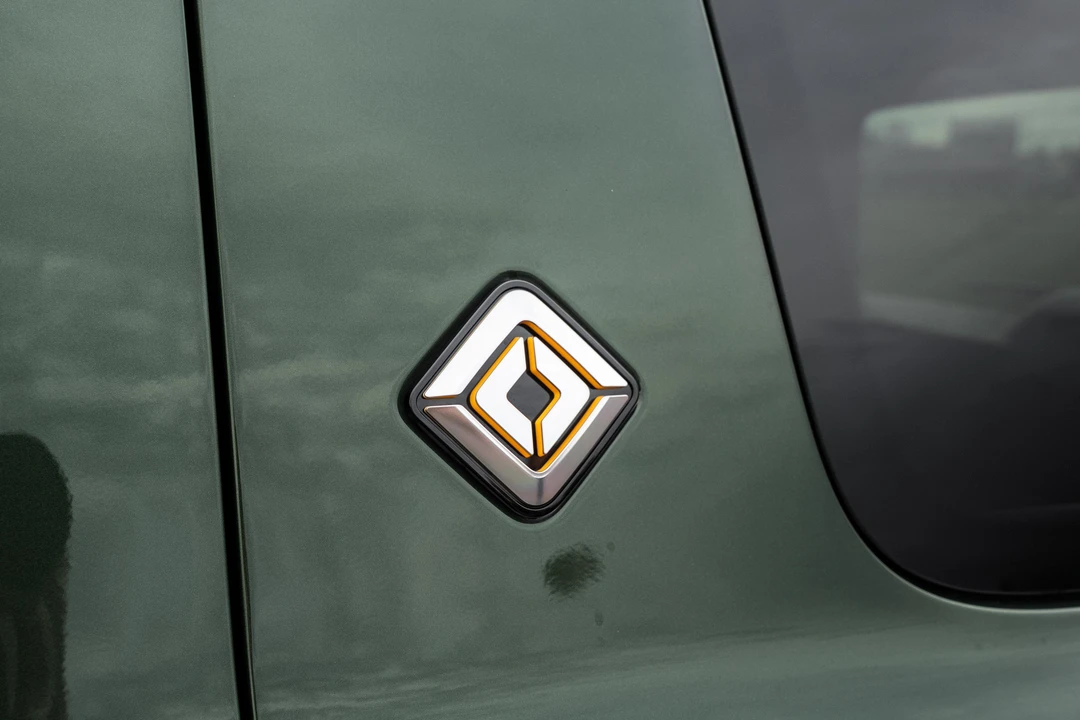 2025 Rivian R1S - Image 24 of 31