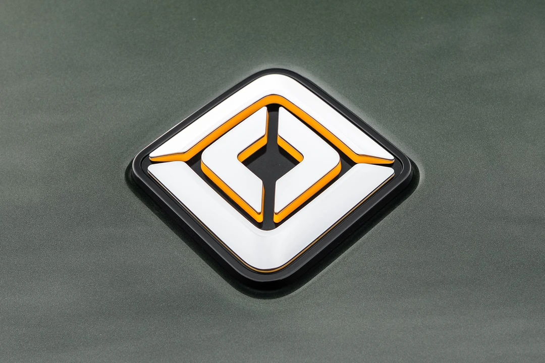 2025 Rivian R1S - Image 12 of 31