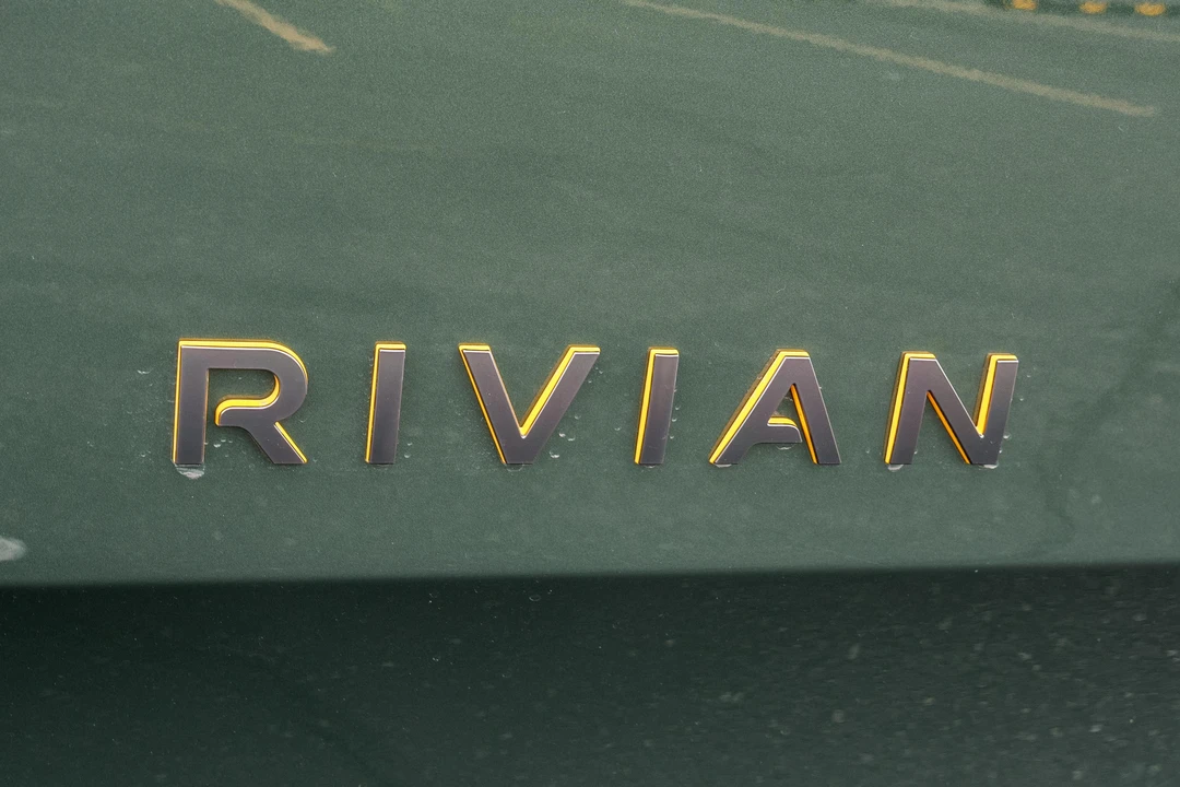 2025 Rivian R1S - Image 28 of 31