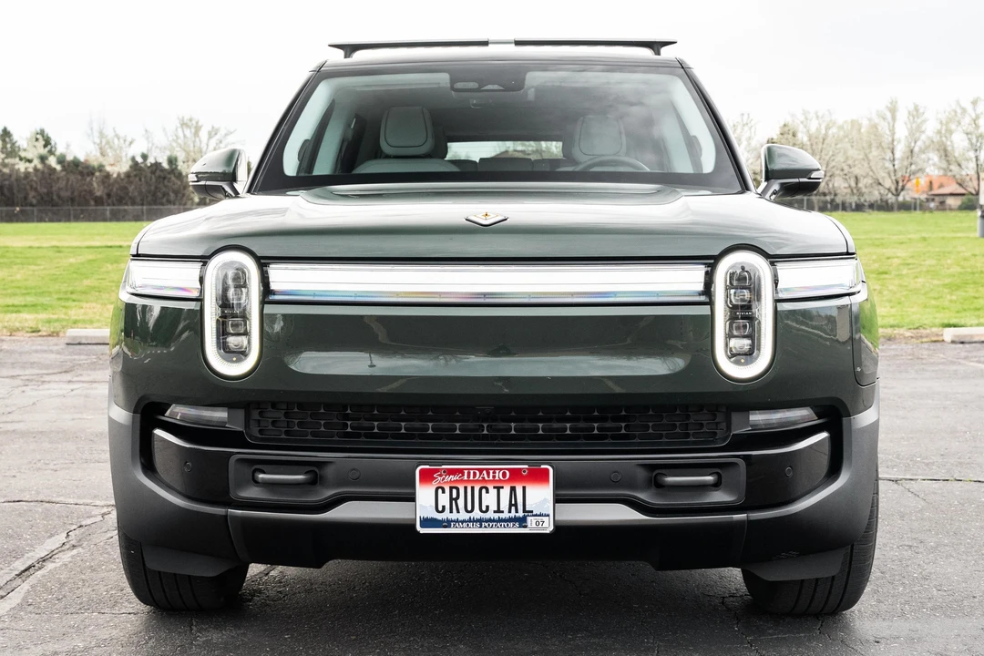 2025 Rivian R1S - Image 2 of 31