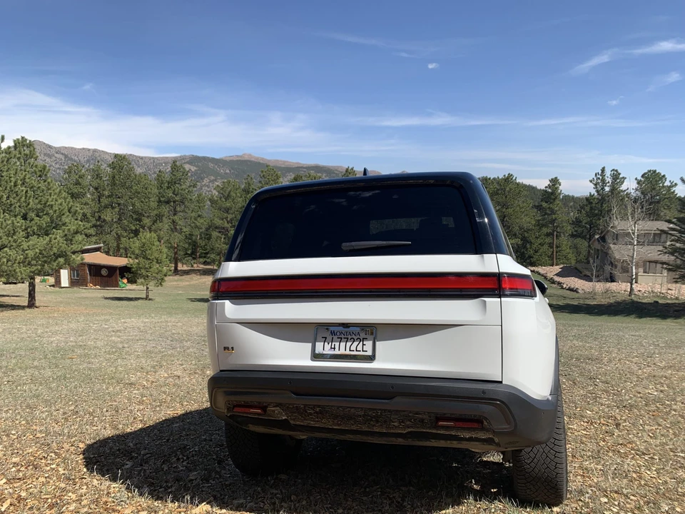 2025 Rivian R1S - Image 8 of 31