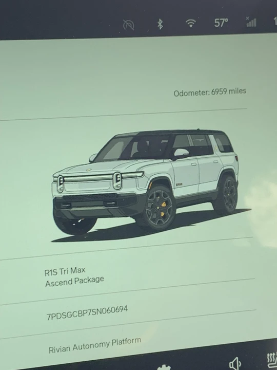 2025 Rivian R1S - Image 27 of 31