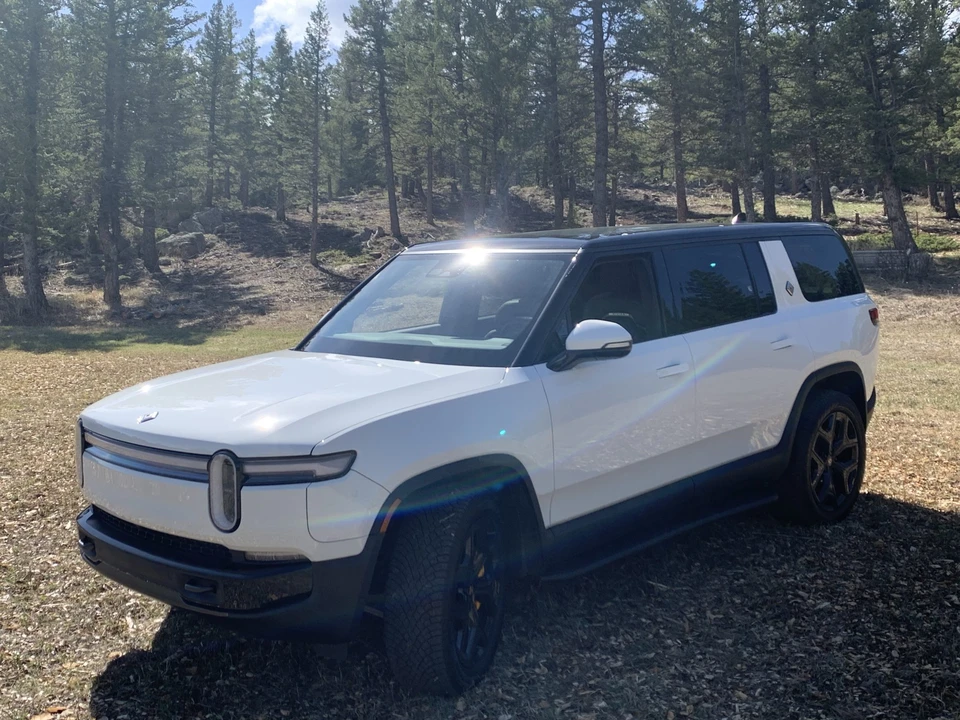 2025 Rivian R1S - Image 3 of 31
