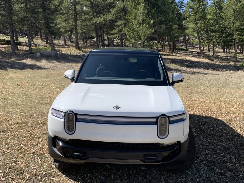 2025 Rivian R1S - Image 2 of 31