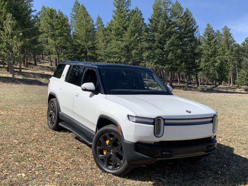 2025 Rivian R1S - Image 14 of 31