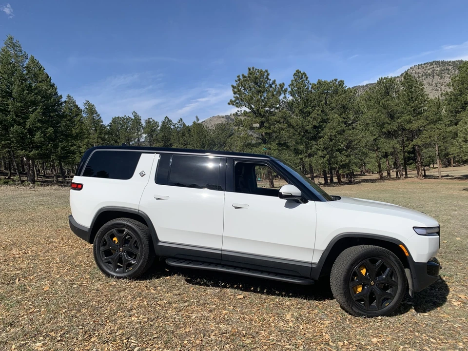 2025 Rivian R1S - Image 11 of 31
