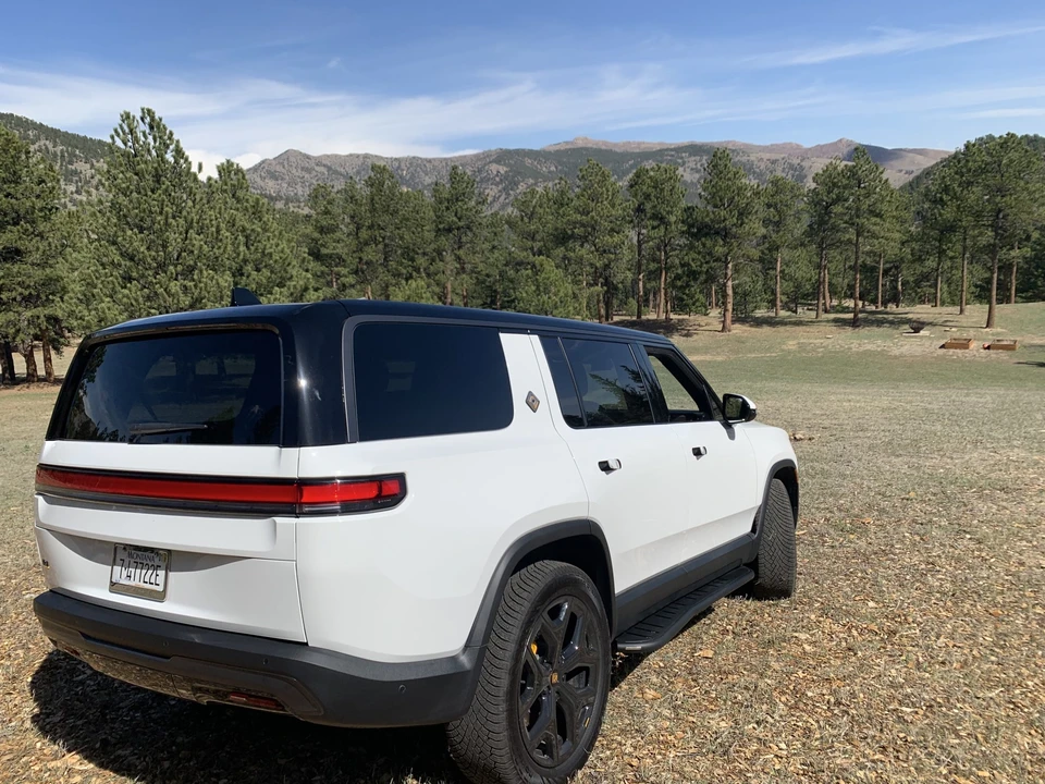 2025 Rivian R1S - Image 9 of 31