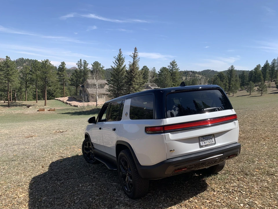 2025 Rivian R1S - Image 6 of 31