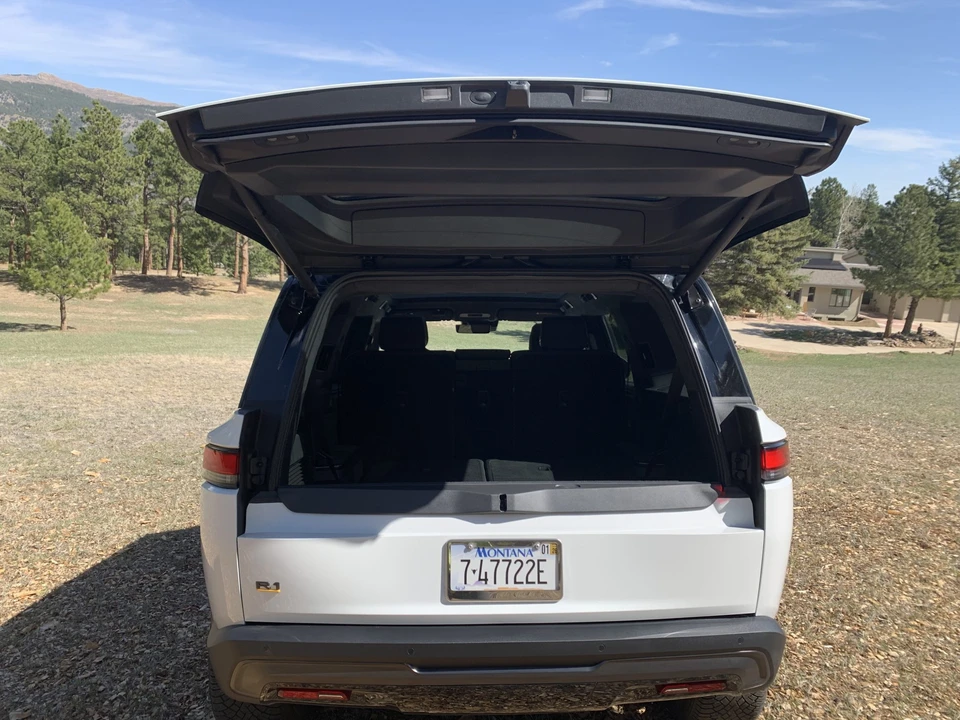 2025 Rivian R1S - Image 7 of 31