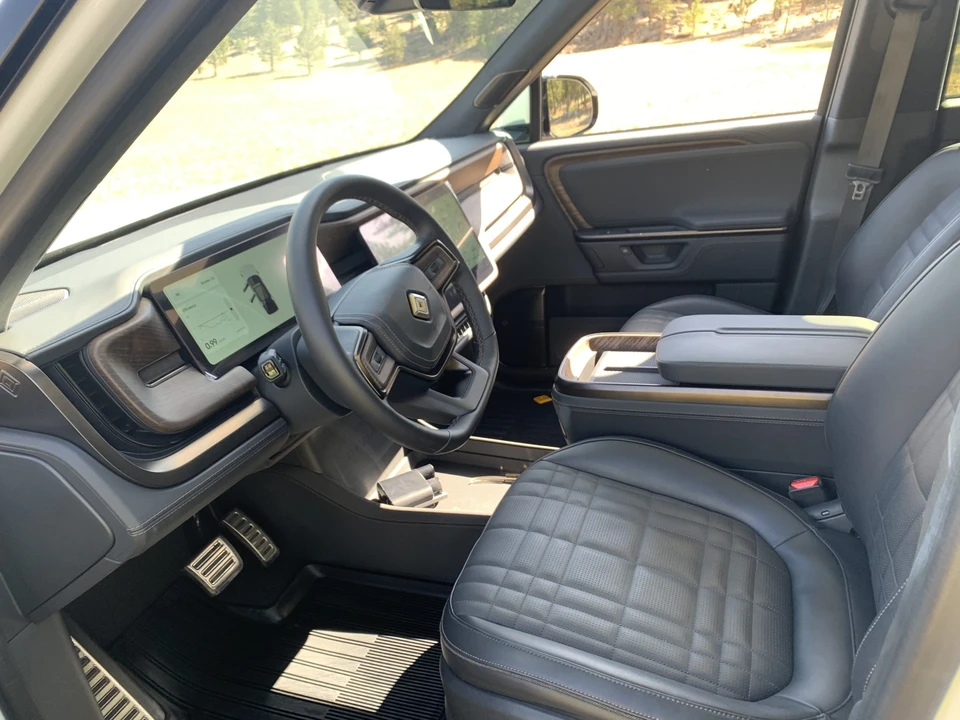 2025 Rivian R1S - Image 26 of 31