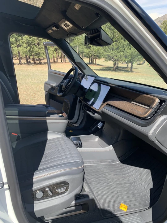 2025 Rivian R1S - Image 28 of 31