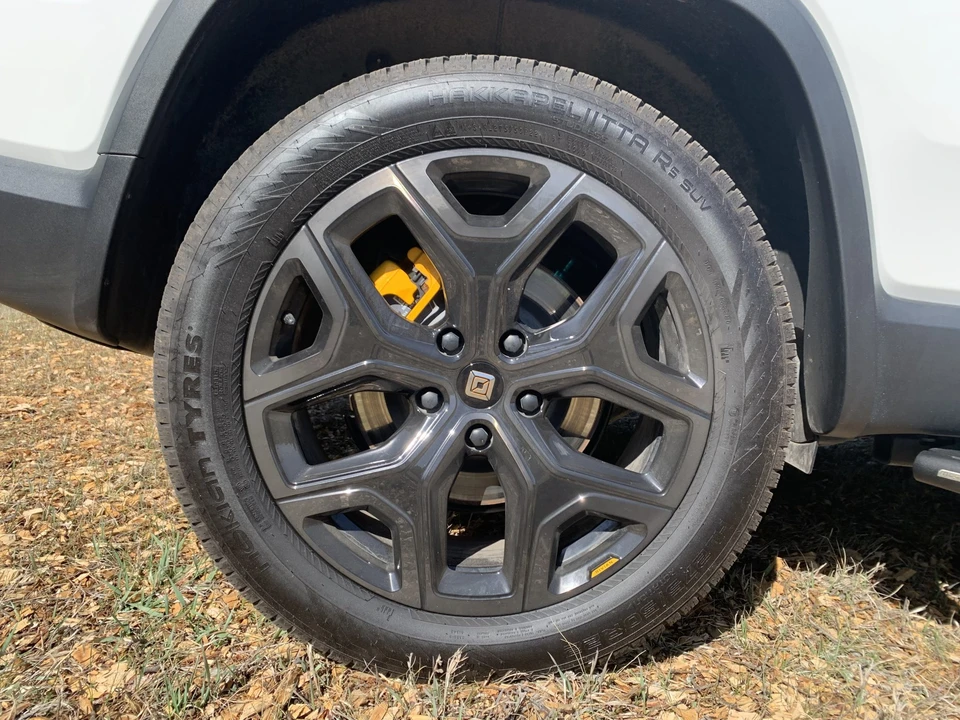 2025 Rivian R1S - Image 22 of 31