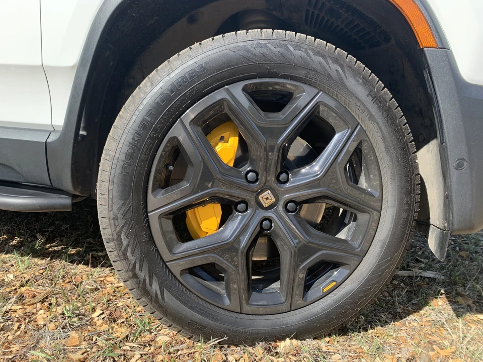 2025 Rivian R1S - Image 23 of 31