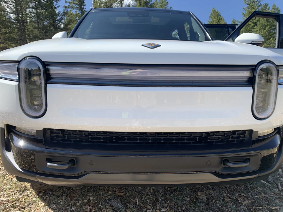 2025 Rivian R1S - Image 16 of 31