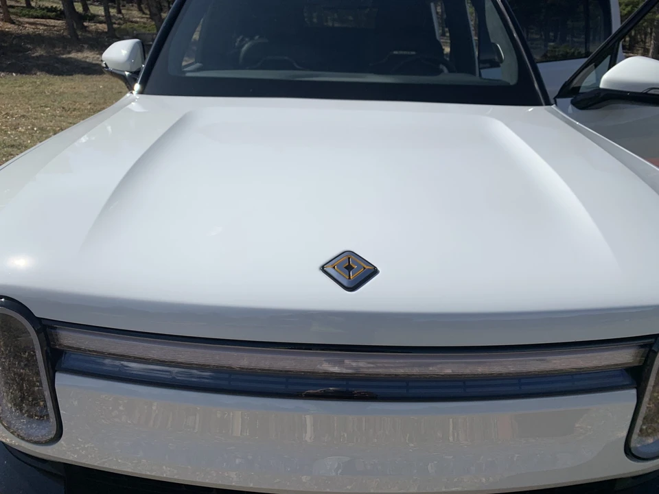 2025 Rivian R1S - Image 17 of 31