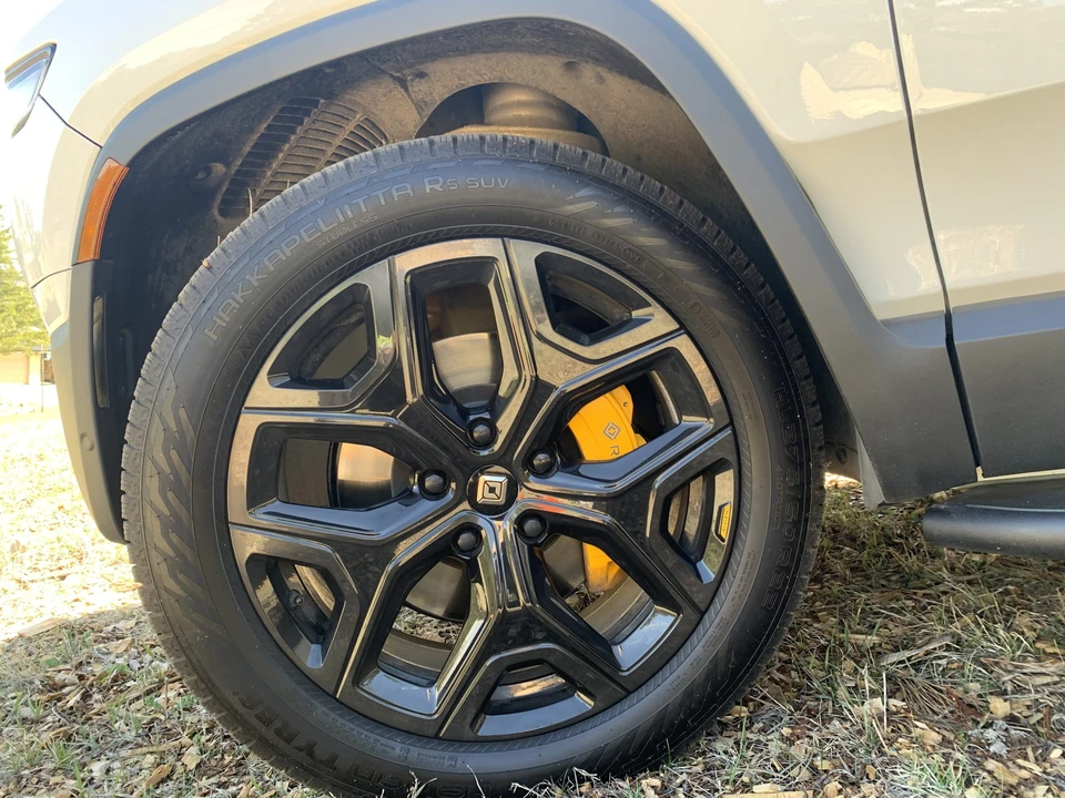 2025 Rivian R1S - Image 24 of 31