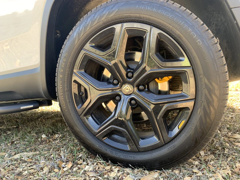 2025 Rivian R1S - Image 25 of 31