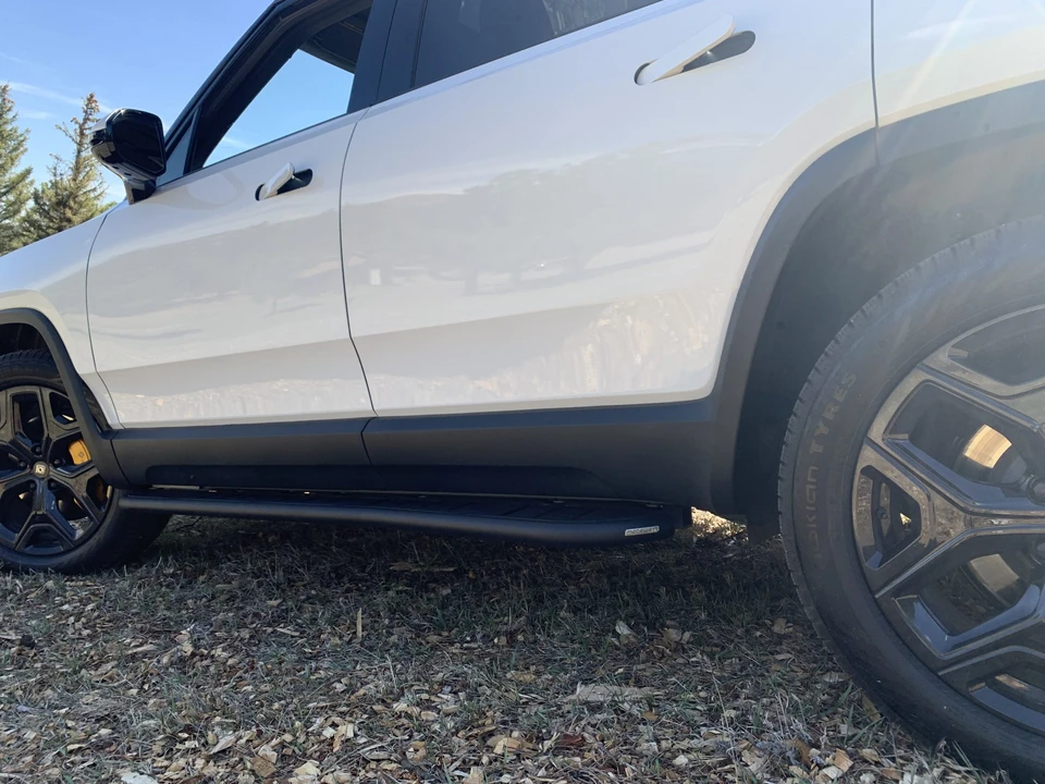 2025 Rivian R1S - Image 18 of 31