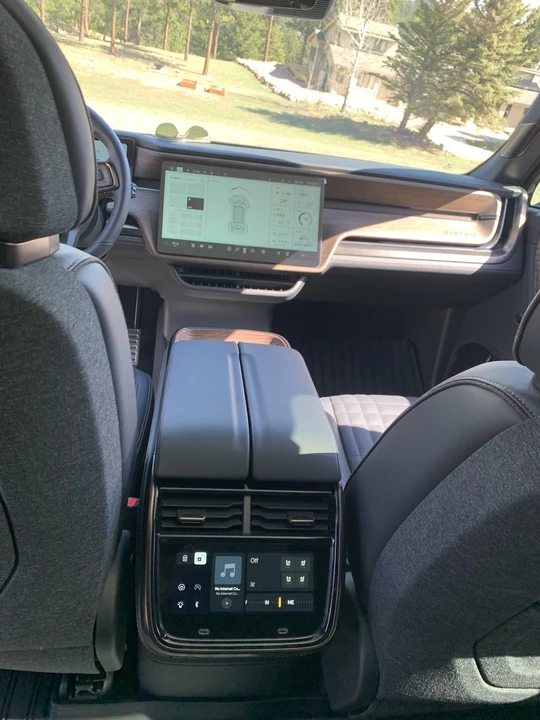 2025 Rivian R1S - Image 31 of 31