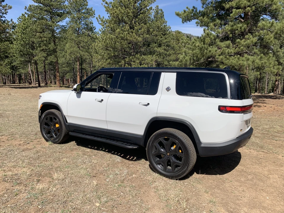 2025 Rivian R1S - Image 5 of 31