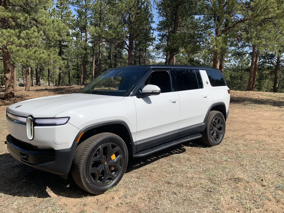 2025 Rivian R1S - Image 4 of 31