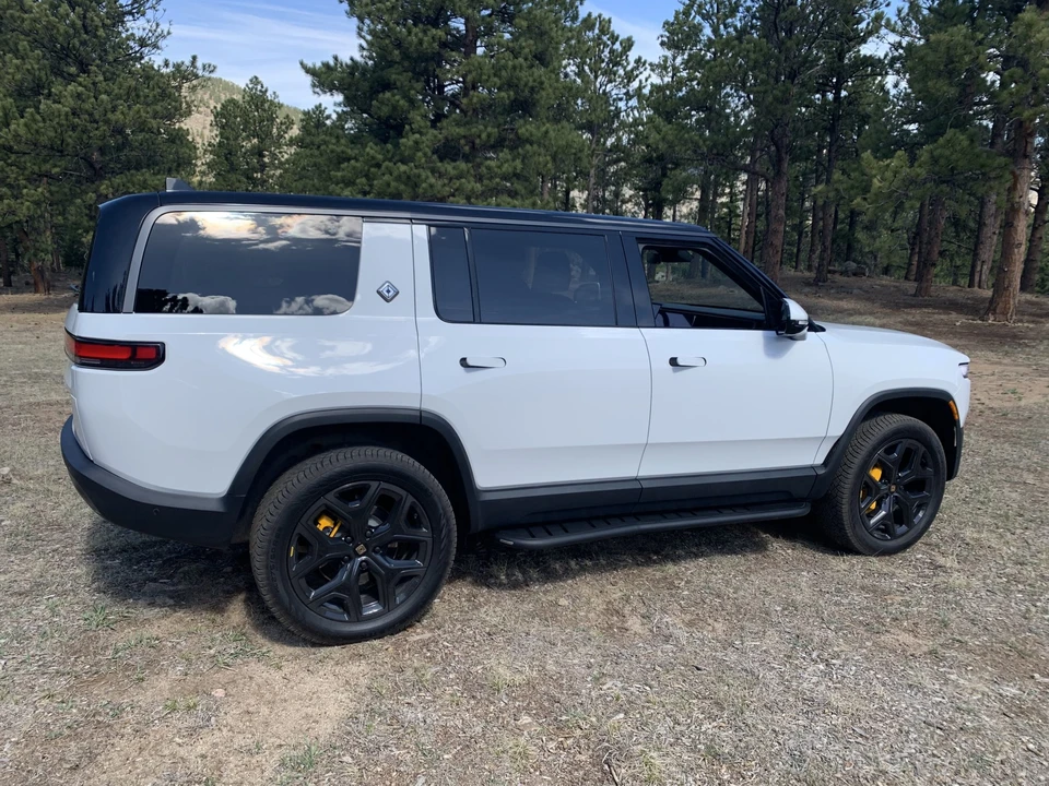 2025 Rivian R1S - Image 10 of 31