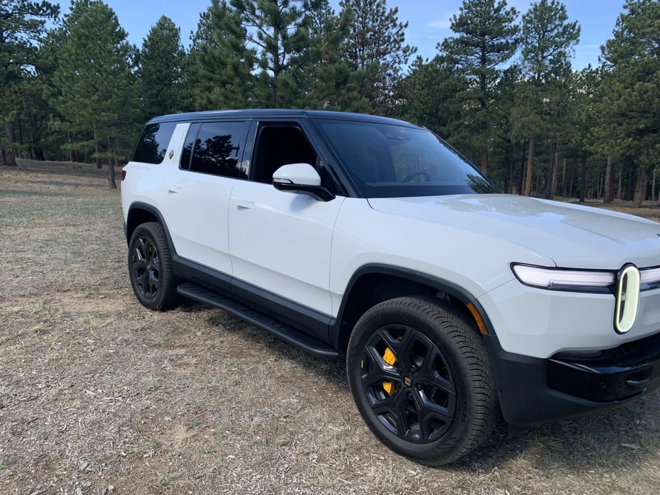 2025 Rivian R1S - Image 12 of 31