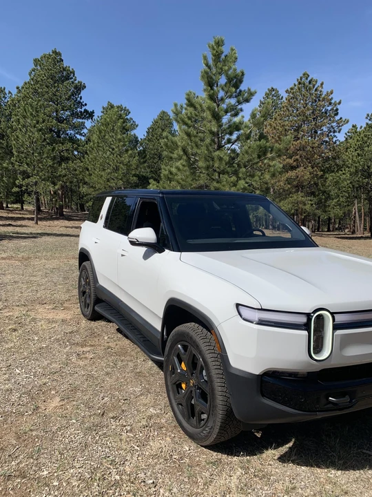 2025 Rivian R1S - Image 13 of 31