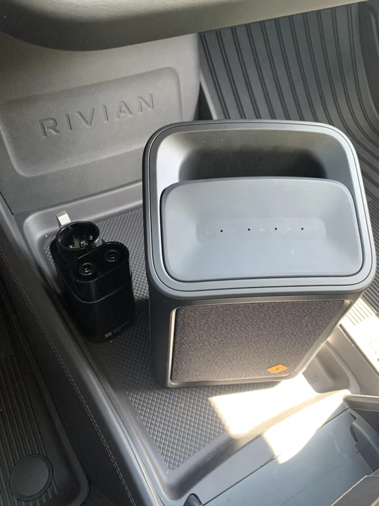 2025 Rivian R1S - Image 30 of 31
