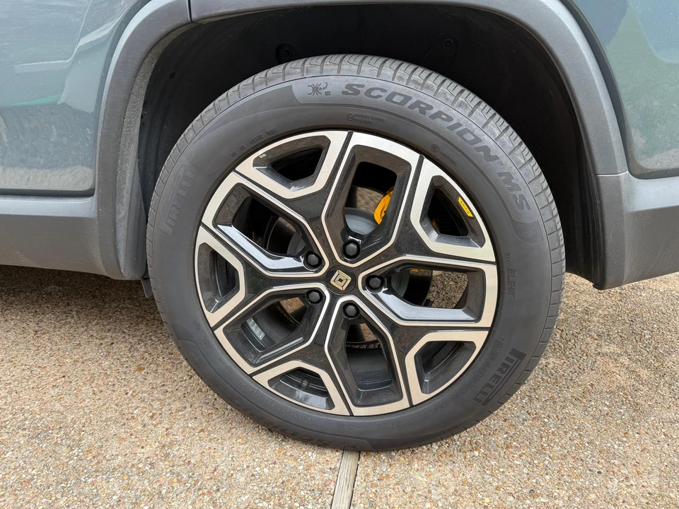2025 Rivian R1S - Image 20 of 31