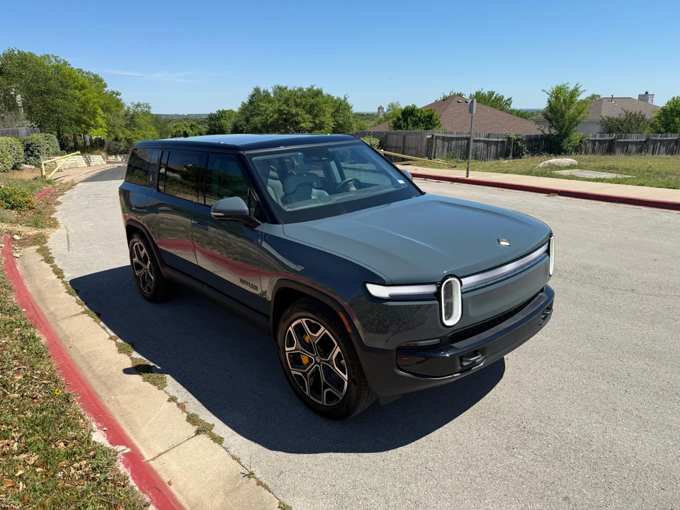 2025 Rivian R1S - Image 10 of 31