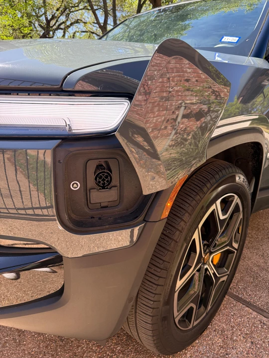 2025 Rivian R1S - Image 11 of 31