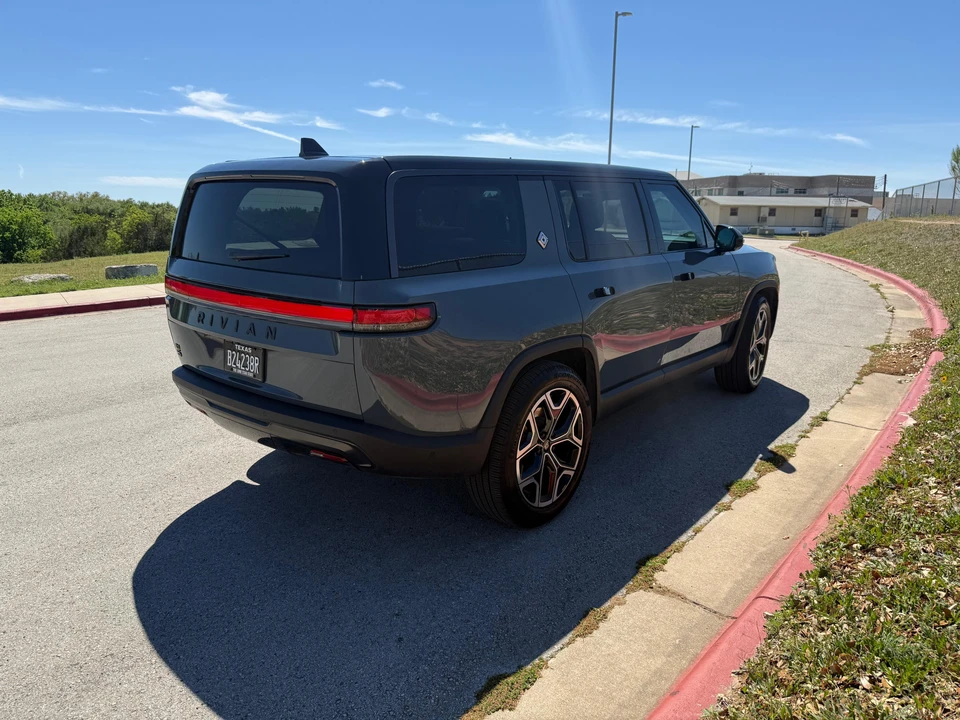 2025 Rivian R1S - Image 9 of 31