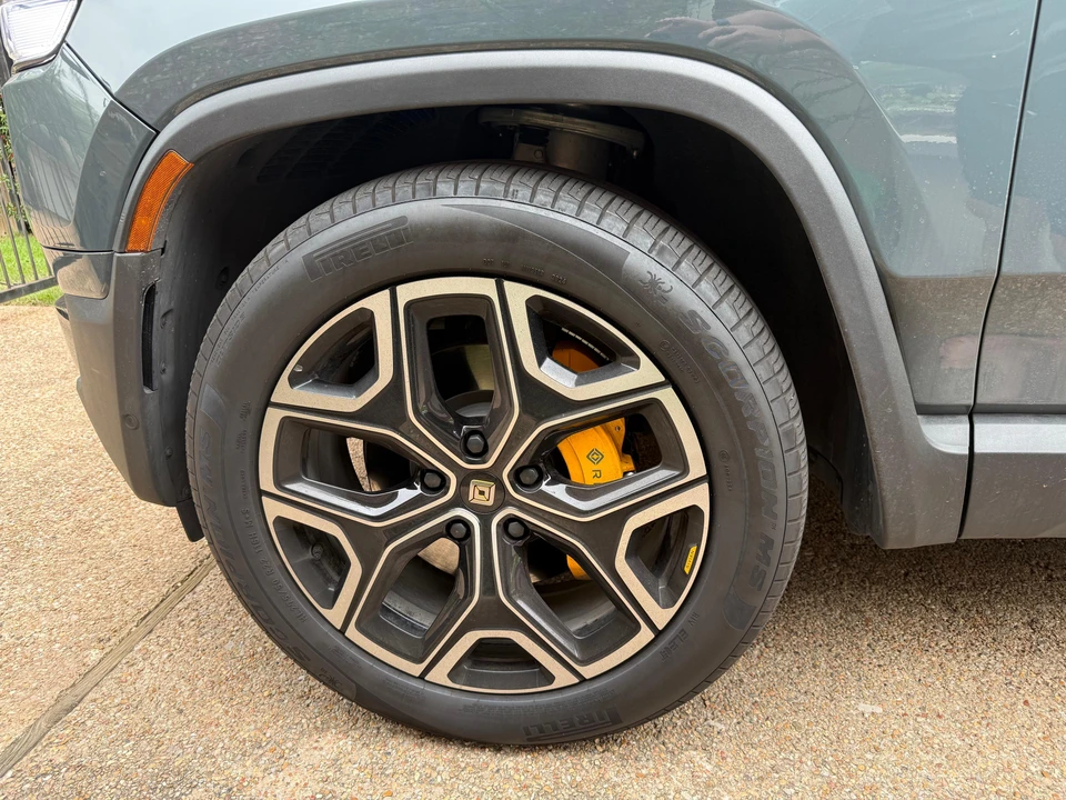 2025 Rivian R1S - Image 19 of 31