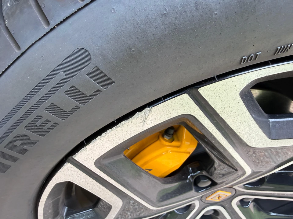 2025 Rivian R1S - Image 23 of 31