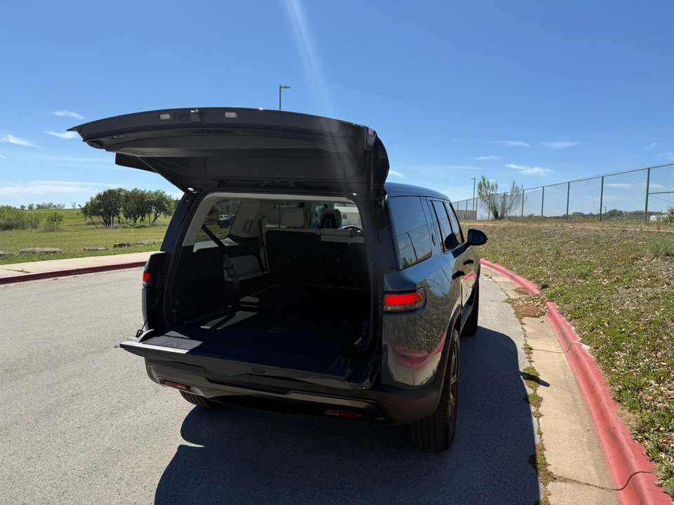 2025 Rivian R1S - Image 18 of 31