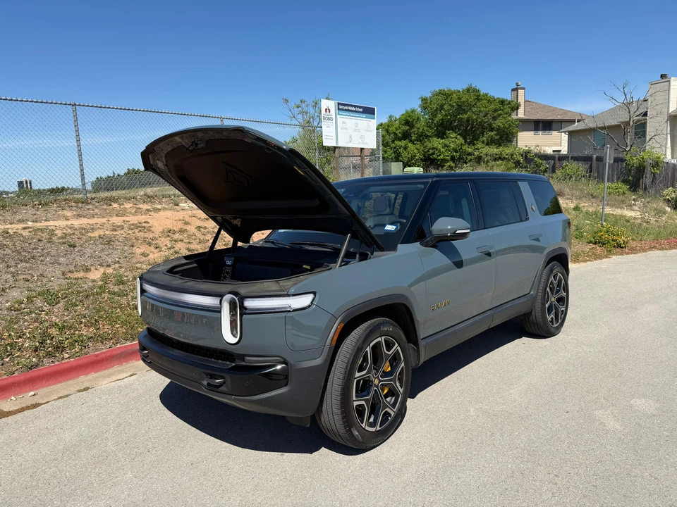 2025 Rivian R1S - Image 14 of 31