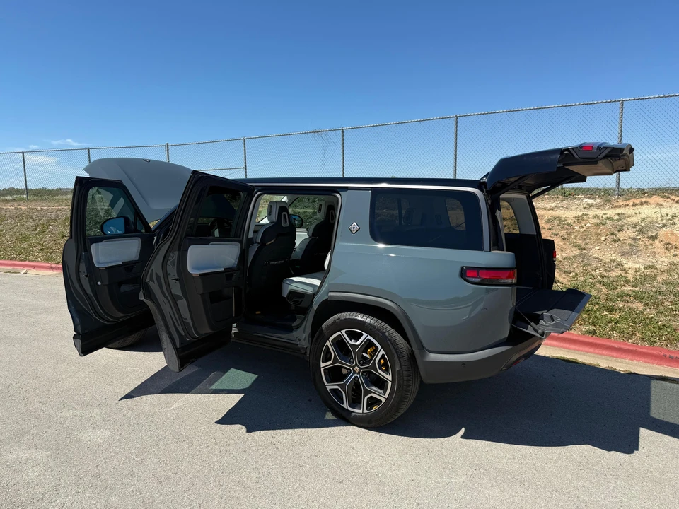 2025 Rivian R1S - Image 16 of 31