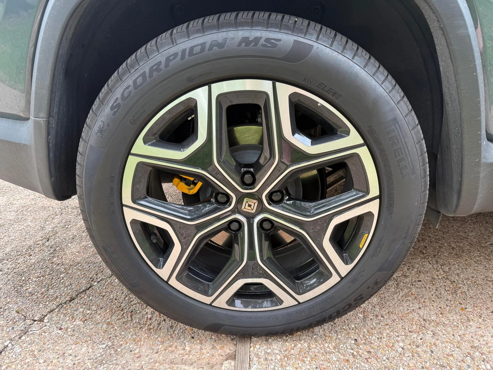 2025 Rivian R1S - Image 21 of 31