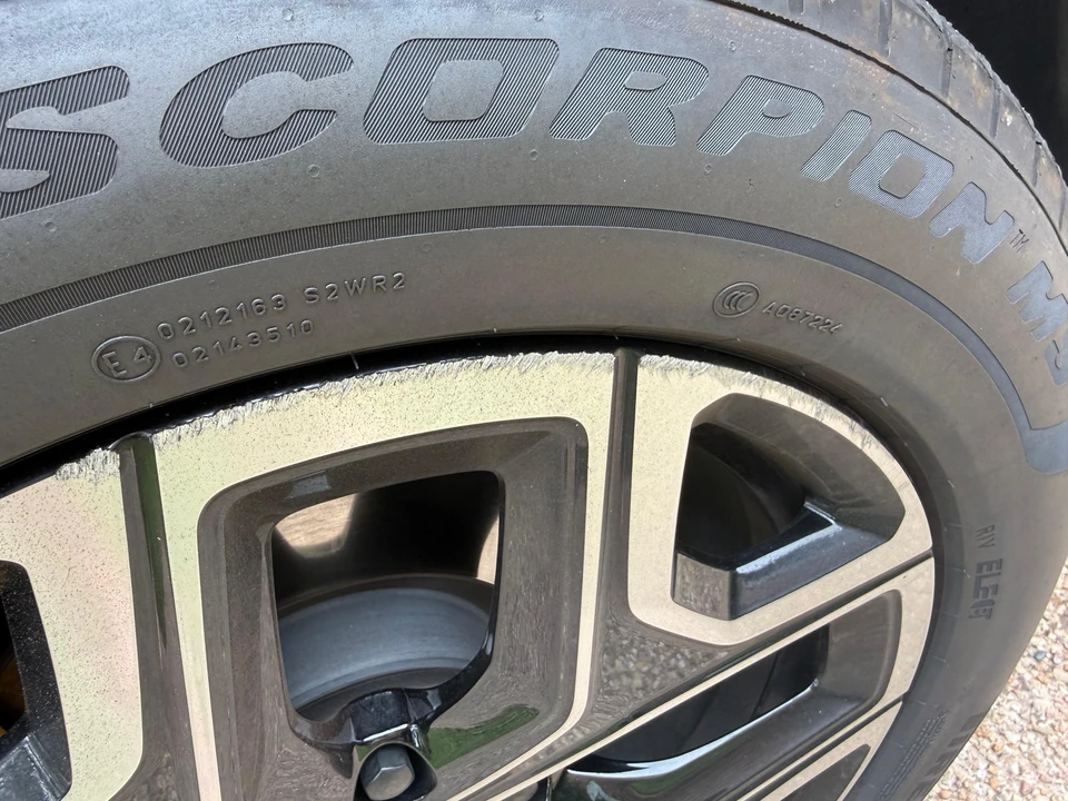 2025 Rivian R1S - Image 25 of 31