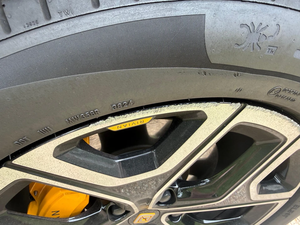 2025 Rivian R1S - Image 24 of 31