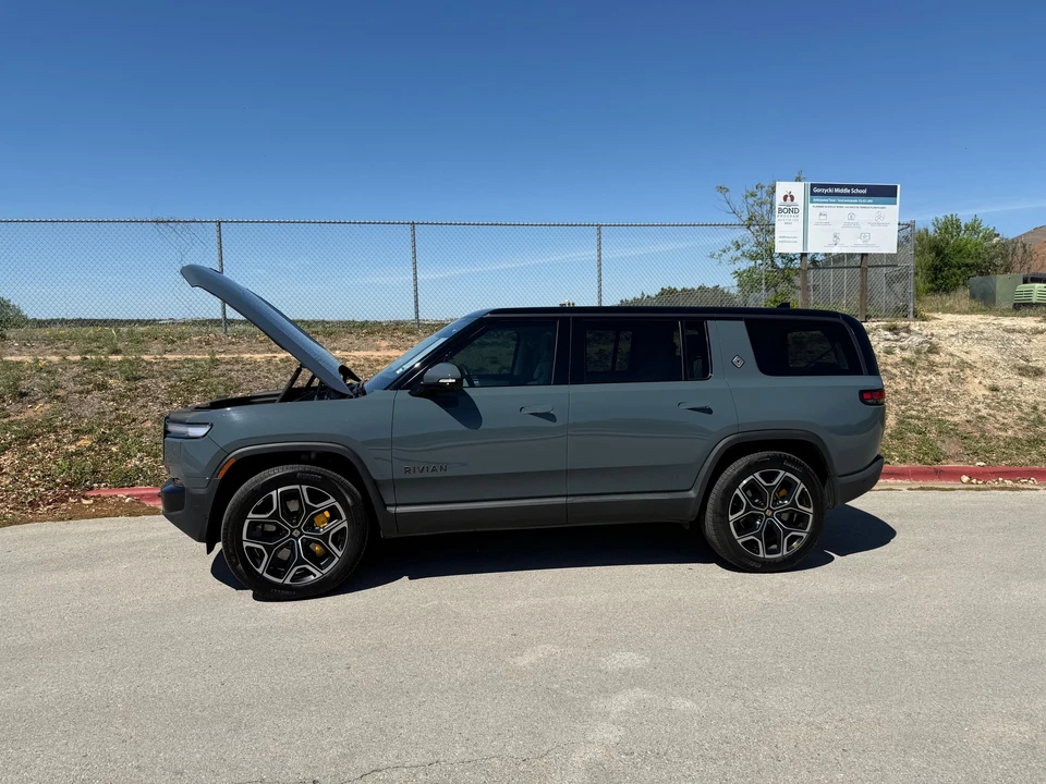 2025 Rivian R1S - Image 15 of 31