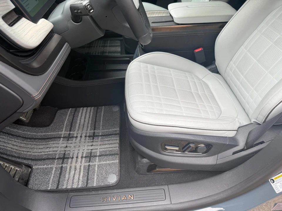 2025 Rivian R1S - Image 31 of 31