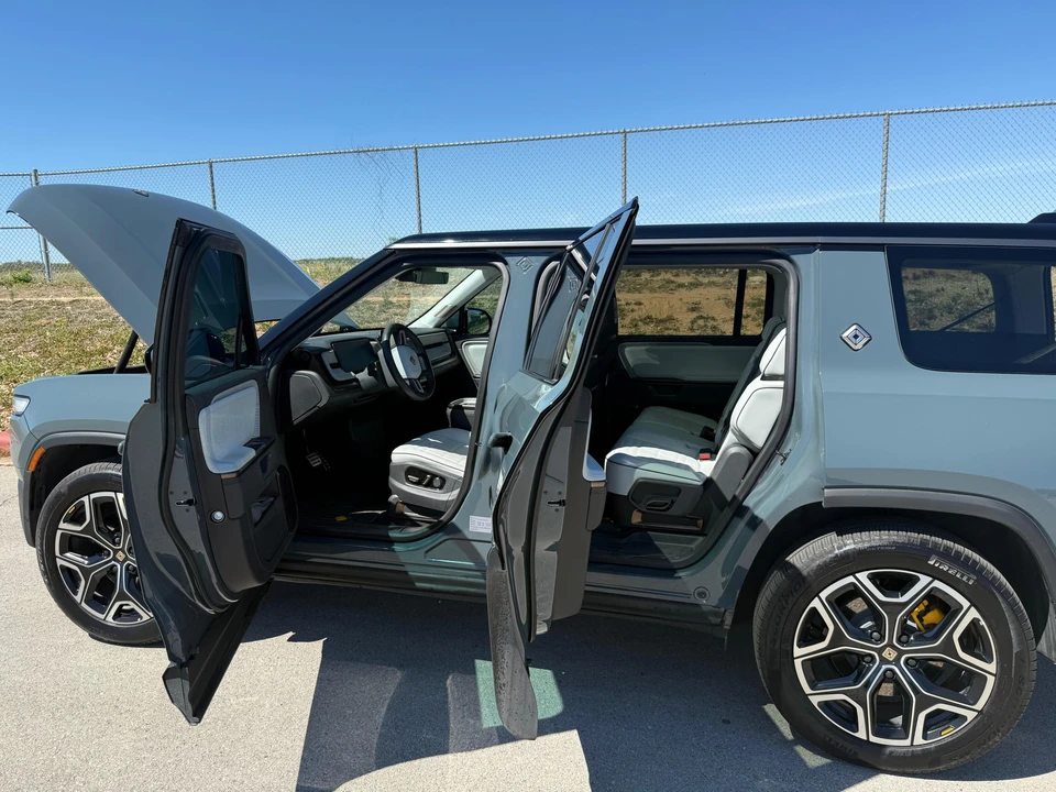 2025 Rivian R1S - Image 17 of 31