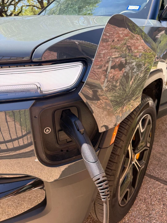 2025 Rivian R1S - Image 12 of 31