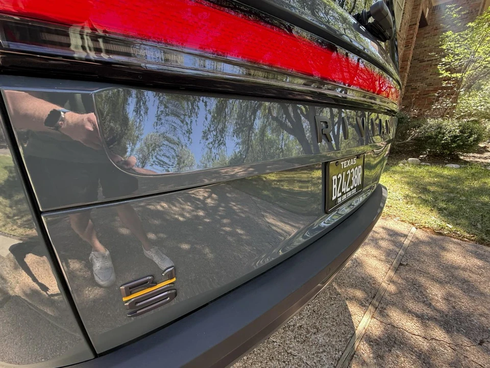 2025 Rivian R1S - Image 13 of 31